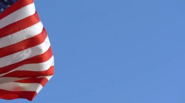 Rüzgarda dalgalanan büyük Amerikan bayrağı, 4K video
