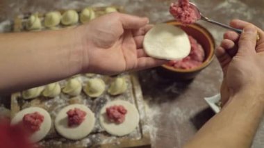 Rus hamur köfteleri pişirme ve yontma süreci