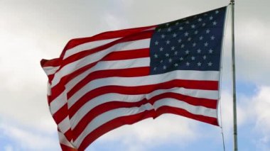 Rüzgarda dalgalanan bayrak direğinde Amerikan bayrağı