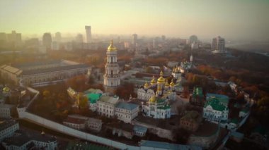Kiev-Pechersk Lavra yakınlarındaki Kiev Panoraması, gün batımı
