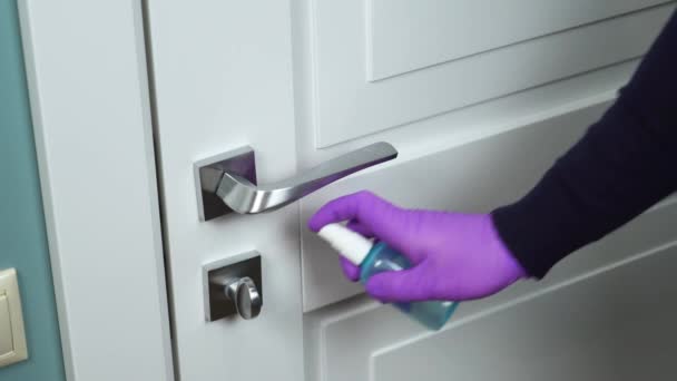 Limpie y desinfecte la manija de la puerta. COVID-19 — Vídeos de Stock