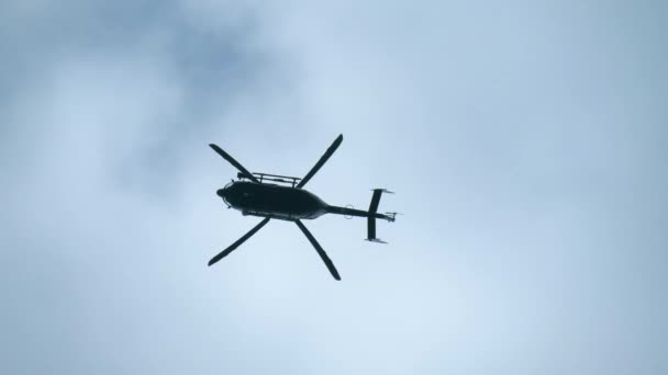 Vrtulník se nehybně vznášel na obloze — Stock video