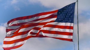 Büyük Amerikan bayrağı usulca sallanıyor rüzgarda