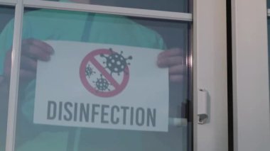 Kapıdaki bir dükkânda ya da girişteki tabela. 4K