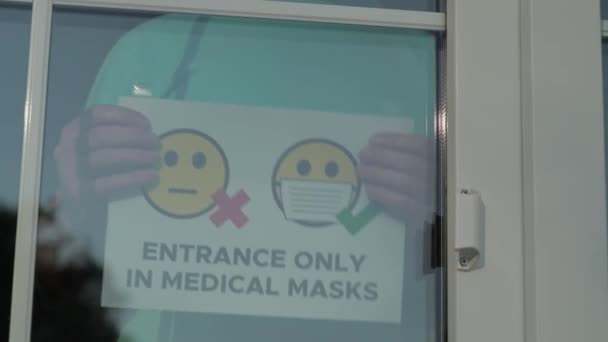 Entré till offentliga platser endast i medicinsk mask — Stockvideo