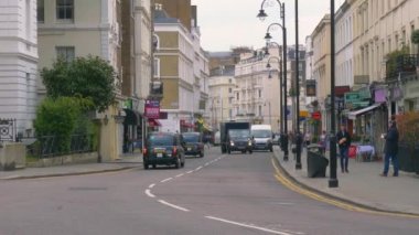 Londra 'da siyah Londra taksileri olan küçük bir cadde.