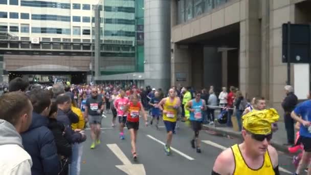 Maratona de Londres corredores, Londres, Inglaterra, 2019 — Vídeo de Stock