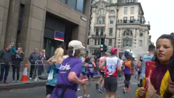 Londen Marathon lopers, Londen, Engeland, 2019 — Stockvideo