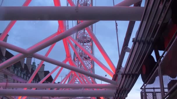 런던 에 있는 페리스 바퀴의 융기 시작. — 비디오