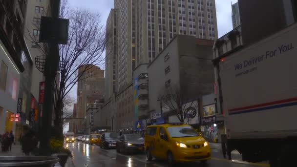 New York utcái sárga taxikkal és teherautókkal — Stock videók