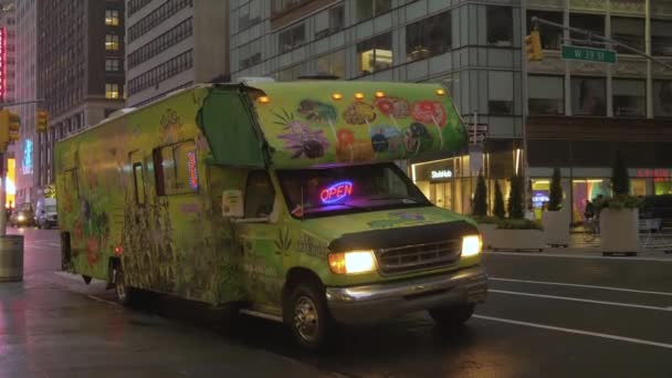 在纽约的街上放着大麻的车 — 图库视频影像