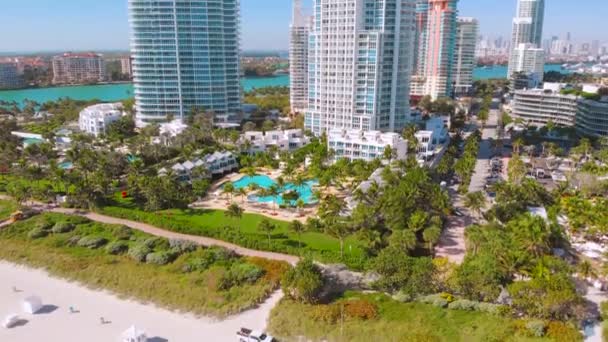 Downtown Miami in de achtergrond van wolkenkrabbers — Stockvideo