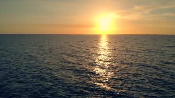 Gouden zon weerkaatst op oceaanoppervlak bij zonsondergang — Stockvideo