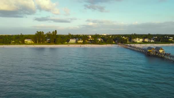 Παραλία Νάπολη και Fishing Pier στο Sunset, Φλόριντα. — Αρχείο Βίντεο