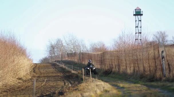 Grens patrouille op een quad fiets aan de grens. — Stockvideo