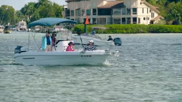 Deux couples de personnes âgées marchent sur un bateau — Video