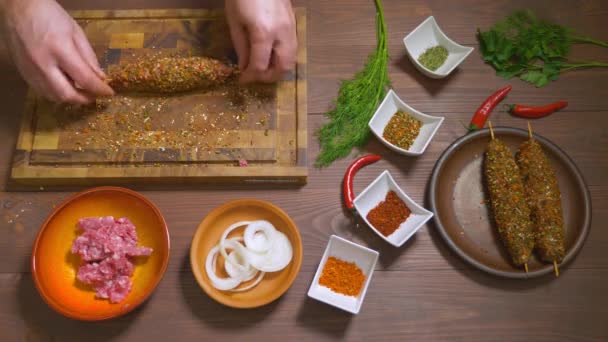 Kock kokar en lula kebab av rått kött och kryddor — Stockvideo