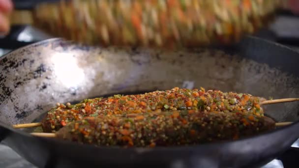 Lula kebab steker i en kastrull. — Stockvideo