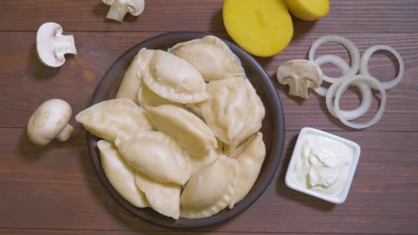 Dumplings hervidos rellenos en un plato, vista superior . — Vídeo de stock
