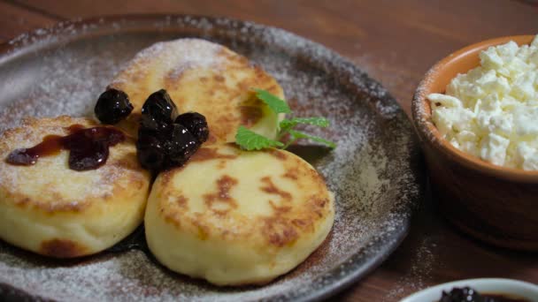 Quark-Pfannkuchen mit Puderzucker, Marmelade — Stockvideo