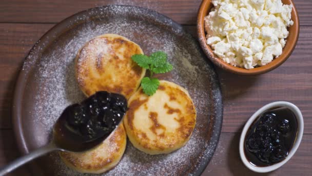 Cottage cheese pancakes, syrniki with cherry jam — Stock Video