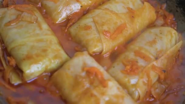 Фарширована капуста на сковороді, смажена в томатному соусі — стокове відео