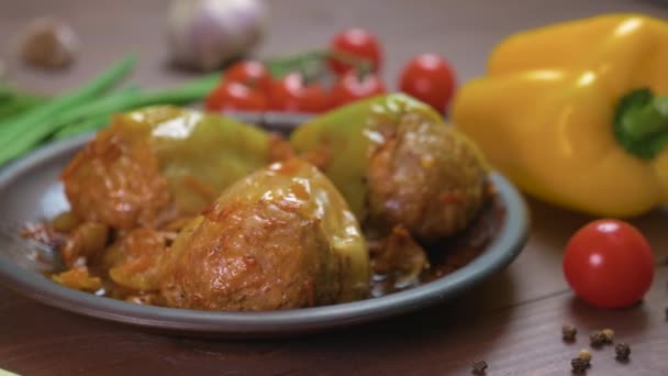 Bulgarian peppers stuffed with rice and meat — Stock Video