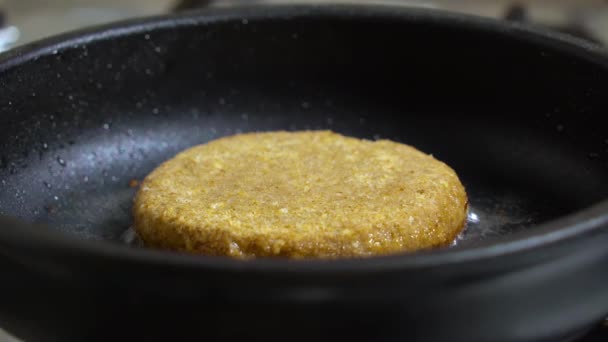 Faire frire les escalopes de viande dans la poêle. cuisson de viande . — Video