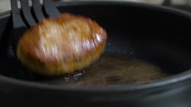 Gebratene Schnitzel in der Pfanne. Fritiervorgang — Stockvideo