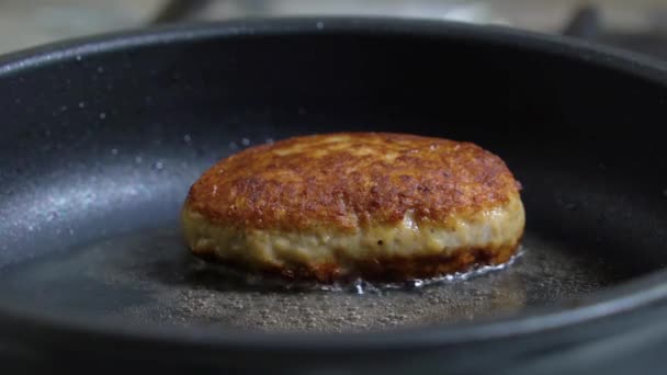 Délicieuses côtelettes de viande juteuses dans une poêle — Video