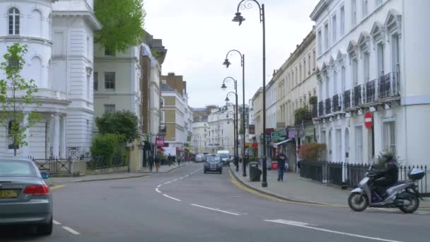 Тихая улица в Лондоне с белыми низкими старыми домами . — стоковое видео