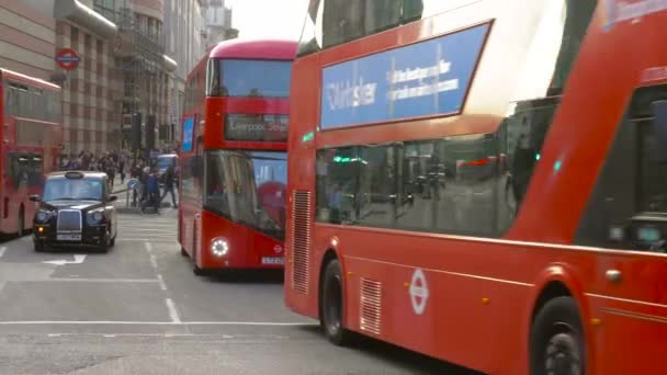 Red Double Deckers, taxis negros en el Reino Unido, cámara lenta — Vídeos de Stock