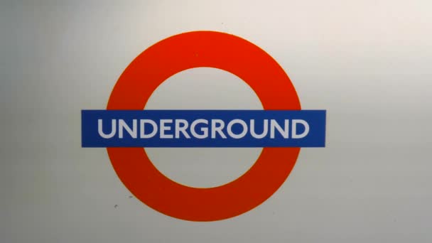 London Underground skylt tryckt ombord på ett tåg — Stockvideo