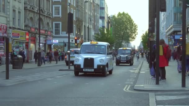 Busy central London street with buses and taxi. — Stock Video