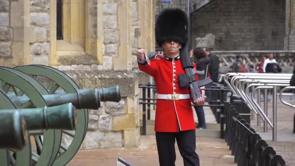 British guard soldier on duty. Slow motion footage — Stock Video