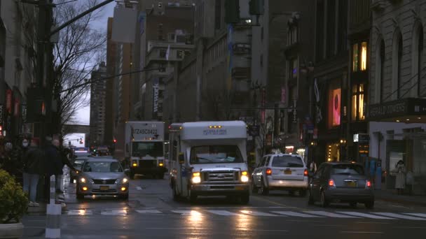 Vrachtwagens rijden langs New York City straat — Stockvideo