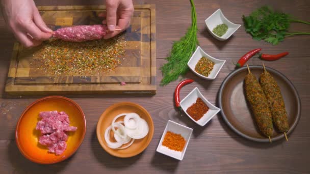 Lulia kebab, un plato de cocina georgiana . — Vídeos de Stock