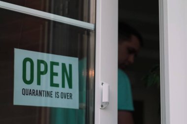 Lokantada ya da kafede açık yazan tabela girişte asılı. Karantina sona erdi..