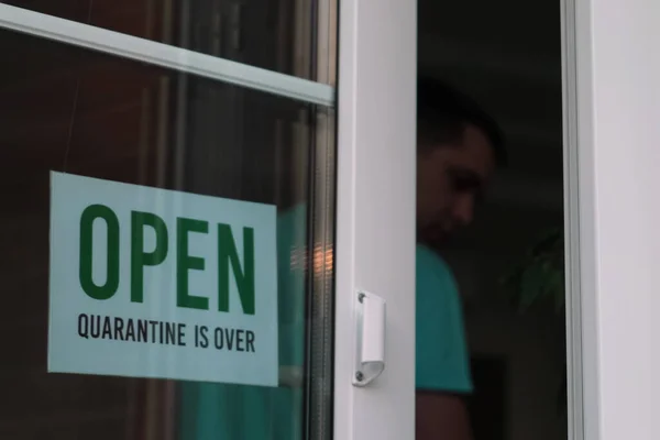 Vchodu Visí Dveřích Nápis Otevřeno Kavárně Nebo Restauraci Karanténa Skončila — Stock fotografie