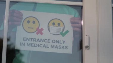 Sadece tıbbî kitlelere giriş, kapıya yapıştırma.