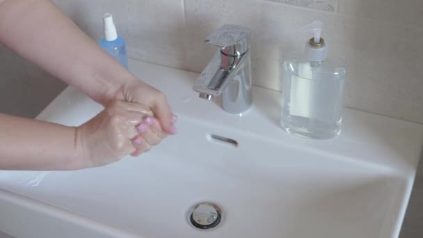 Vrouw wast haar handen met antibacteriële zeep. — Stockvideo