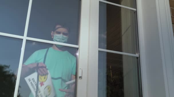 Obligatorio llevar una máscara médica en lugares públicos . — Vídeos de Stock