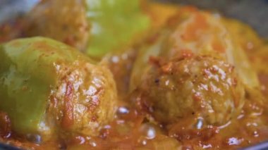 Doldurulmuş dolma biber ve domates sosu.