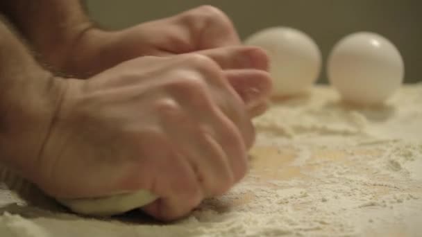 Baker Amassa a massa e fazendo pão, close-up — Vídeo de Stock