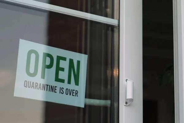 Lokantada ya da kafede açık yazan tabela girişte asılı. Karantina sona erdi..