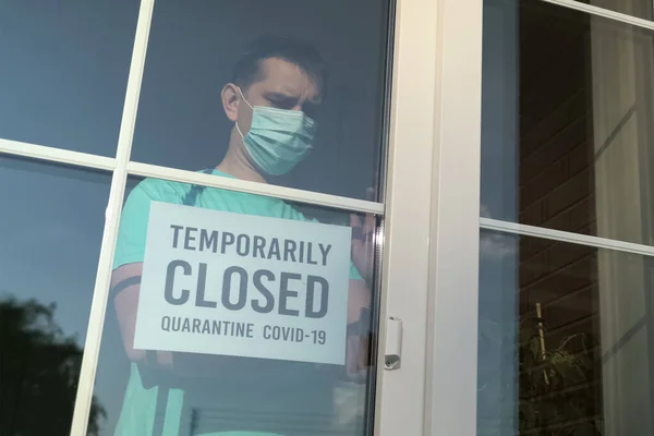 一時的にフロントドアにサインを閉じ 閉じる 臨時営業終了 コロナウイルスのために閉鎖されたレストラン ステッカーラベル Temporary Closed 仮閉鎖 — ストック写真