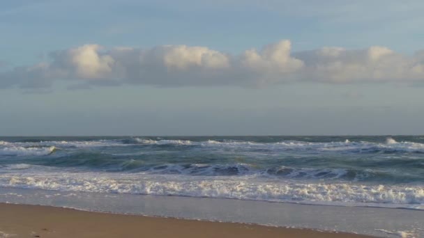 Praia do oceano arenoso em dia ensolarado brilhante. LOW MOTION — Vídeo de Stock