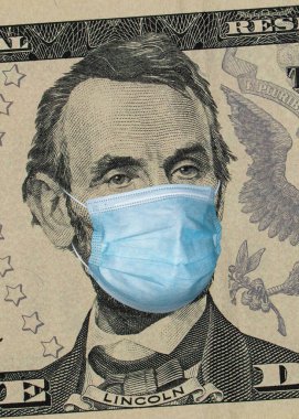 Lincoln 'ün tıbbi maskeli haliyle beş dolarlık banknot. Küresel mali ve ekonomik kriz ABD 'yi etkiledi. Amerikan parası, koronavirüs konsepti. COVID-19 Coronavirüs Amerika 'da.