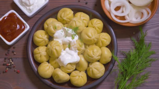 Georgian national dish Khinkali. Laid on a clay plate. — Stock Video