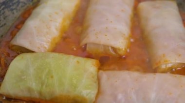 Domates sosunda pişirilmiş lahana dolması..